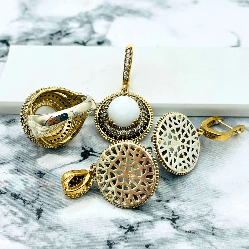 Elegant Gold and White Jewelry Set - Picture 4 of 6